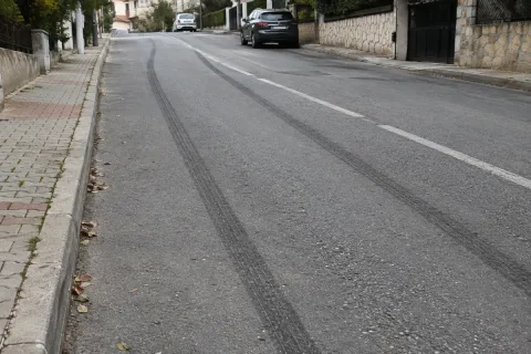 Asfalt üzerindeki fren ve kayma izleri