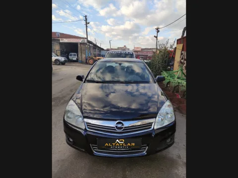 Siyah Opel aracın onarım sonrası önden görünümü
