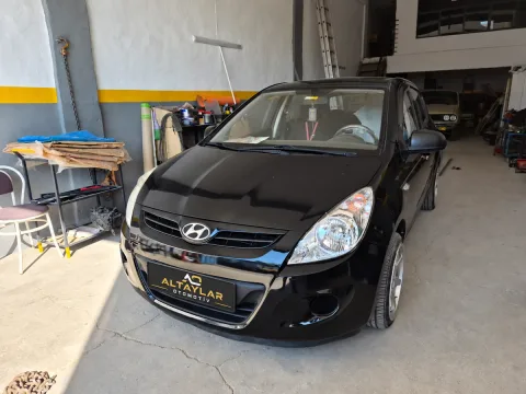 Siyah Hyundai aracın onarım sonrası ön tampon ve far bölgesinin görünümü