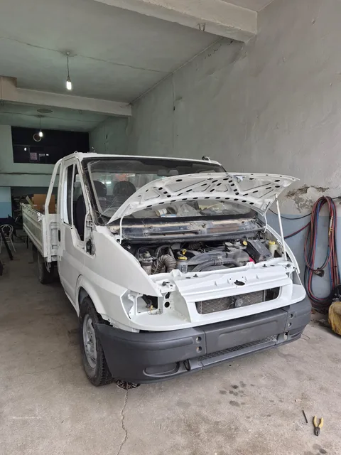 Ford Transit kamyonetin kaporta onarımı sonrasında montajı devam eden görünümü
