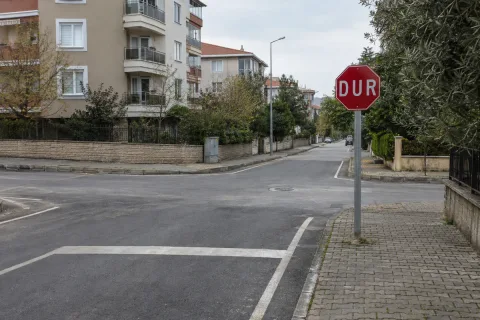 Kaza çevresindeki DUR levhası ve yol çizgileri