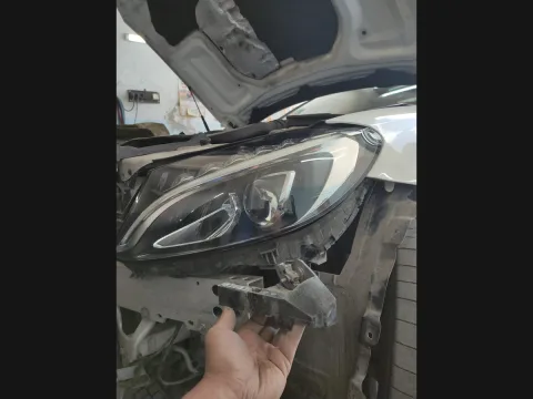 Mercedes-Benz far ve plastik bağlantı bölgesinin detay görünümü