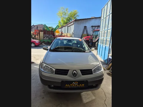 Renault Megane aracın onarım sonrası önden görünümü