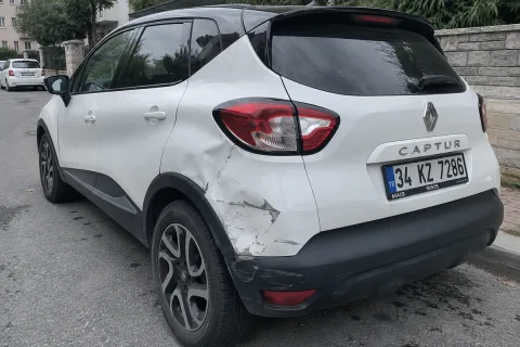 Beyaz aracın arka çamurluk, stop ve tampon hasarı