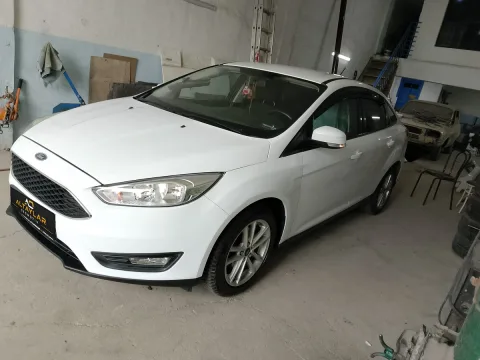 Beyaz Ford aracın onarım sonrası çapraz görünümü