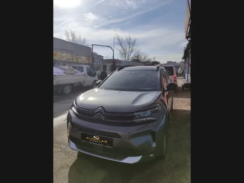 Gri Citroën aracın onarım sonrası ön bölüm görünümü