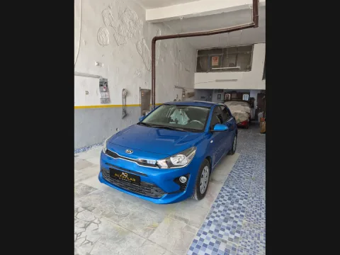 Mavi Kia aracın onarım sonrası genel görünümü