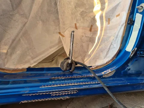 Kia marşpiyel bölgesindeki kaporta düzeltme çalışması