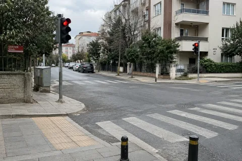 Trafik ışıkları ve yaya geçidiyle kavşağın genel görünümü