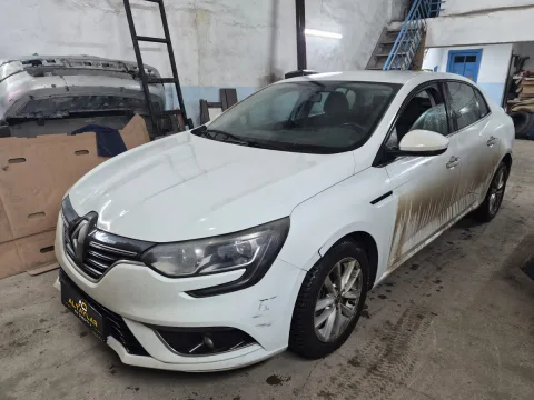 Beyaz Renault aracın atölyedeki son genel görünümü