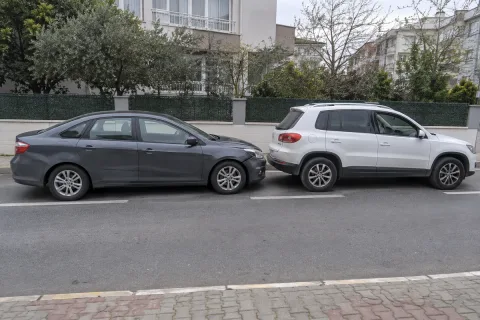 İki aracın çarpışma sonrası yol üzerindeki konumları