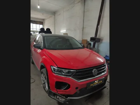 Volkswagen — ön tamponun onarım öncesi hasarlı görünümü