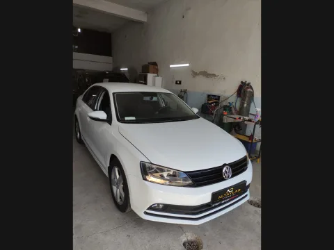 Beyaz Volkswagen aracın onarım sonrası görünümü