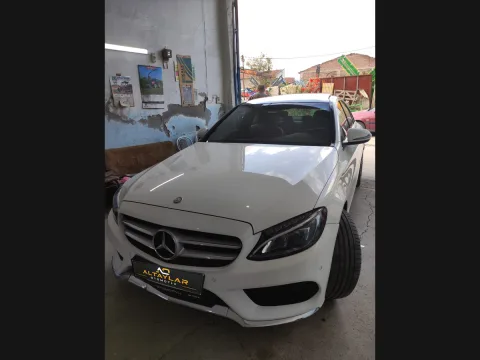 Beyaz Mercedes-Benz aracın onarım tamamlandıktan sonraki görünümü