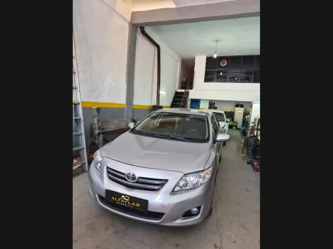Gümüş renkli Toyota aracın onarım sonrası ön görünümü
