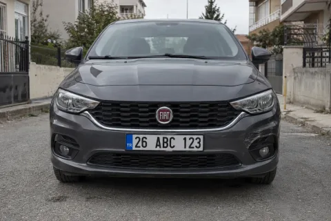 Aracın ön tamponunda okunaklı örnek plaka