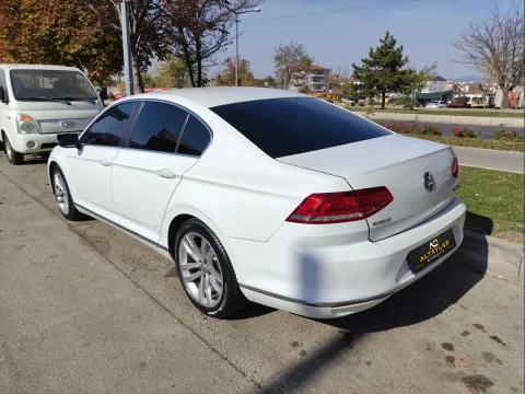 Beyaz Volkswagen Passat aracın onarım sonrası arka çapraz görünümü